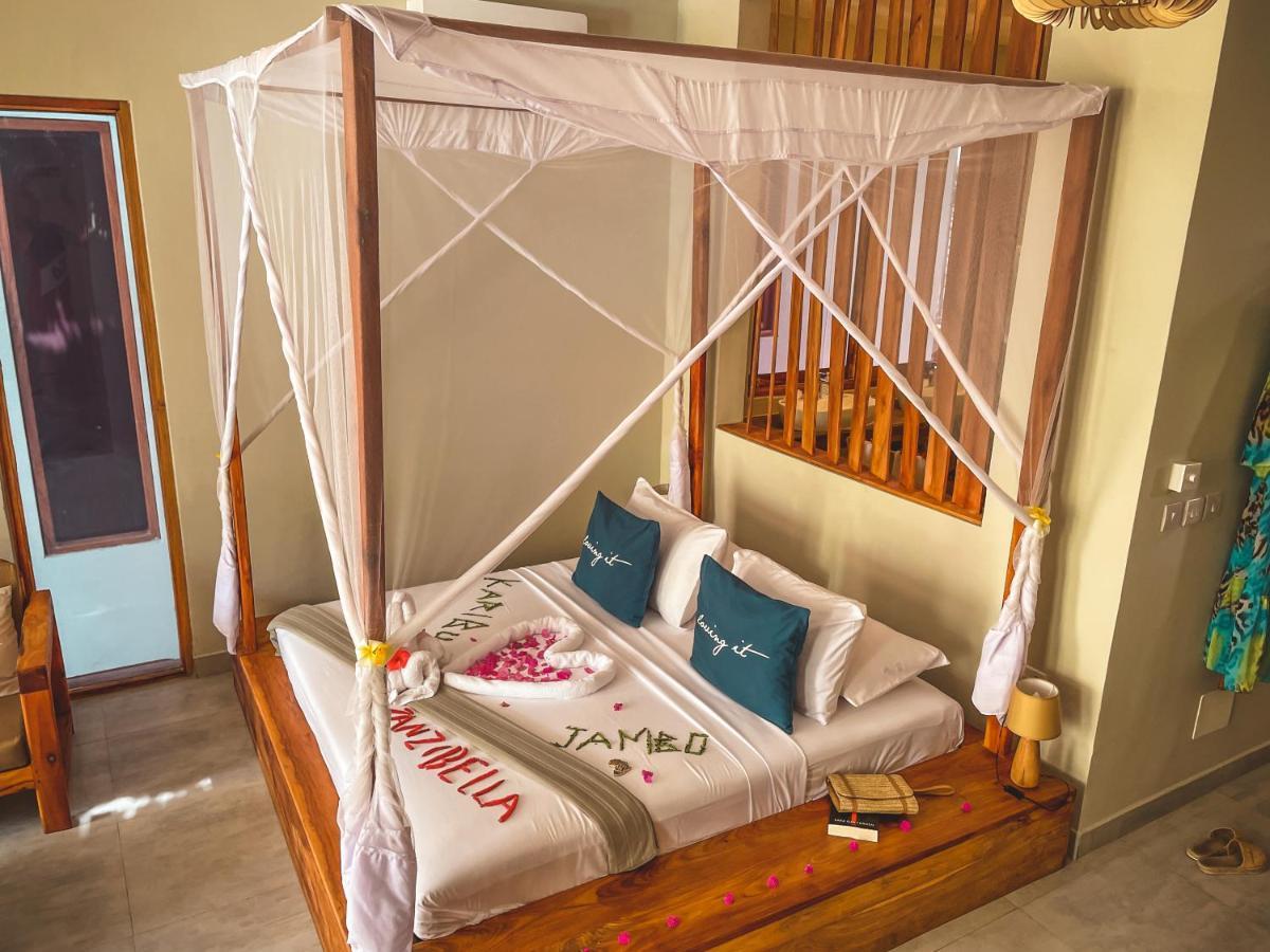 Zanzibella Hotel & Spa Кивенгва Экстерьер фото A bed with a mosquito net