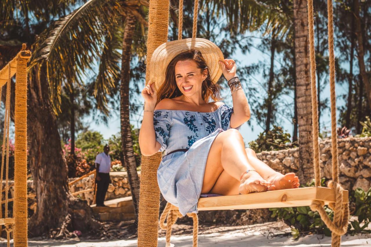 Zanzibella Hotel & Spa Кивенгва Экстерьер фото A woman on a swing