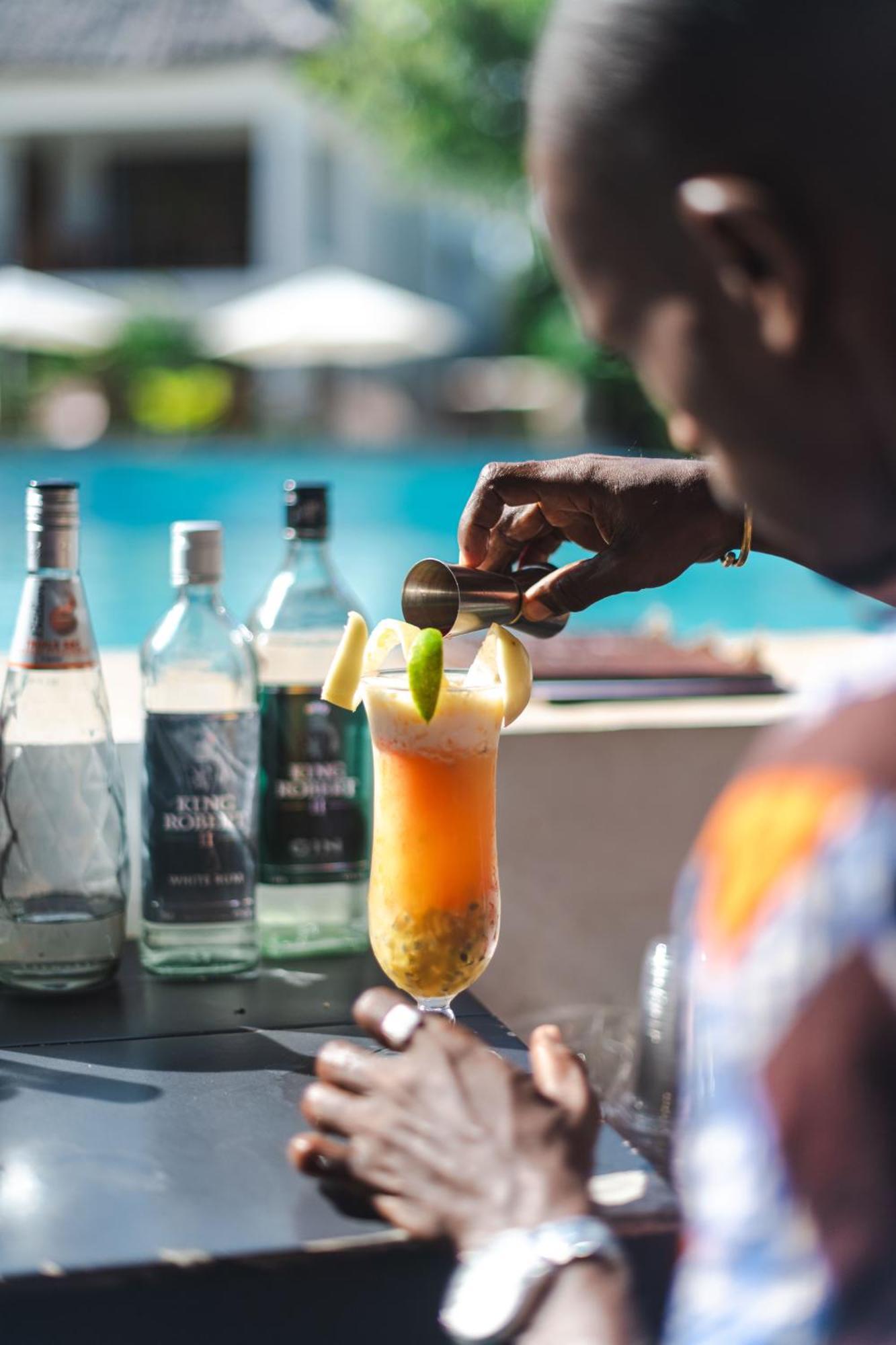 Zanzibella Hotel & Spa Кивенгва Экстерьер фото A bartender preparing a cocktail